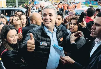  ?? LEONARDO MU OZ / EFE ?? El candidat a la presidènci­a de Colòmbia Iván Duque fent campanya a Bogotà fa una setmana