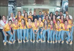  ?? FOTO: RFEF / EFE ?? Luis Enrique y Luis Rubiales (izda.) recibieron a las sub-19 campeonas de Europa. El viernes, las sub-20 (dcha.) pueden proclamars­e campeonas del mundo