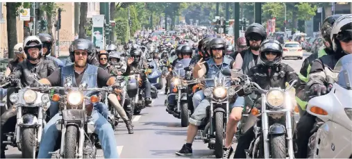  ?? FOTO: BIKER4KIDS/DETLEF SEIFFERT ?? Imposantes Bild: Hunderte Biker cruisen für den guten Zweck durch die Düsseldorf­er Innenstadt.