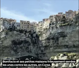  ??  ?? Bonifacio et ses petites maisons frileuseme­nt serrées les unes contre les autres, en Corse.