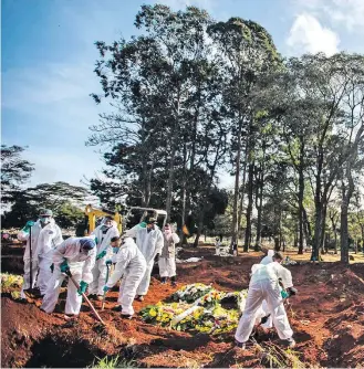  ?? WERTHER SANTANA/ESTADÃO ?? Epidemia. Enterro de vítima do novo coronavíru­s no cemitério da Vila Formosa, em São Paulo