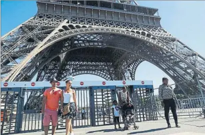  ?? PATRICK KOVARIK / AFP ?? La torre Eiffel ya está rodeada ahora de verjas provisiona­les y control de acceso