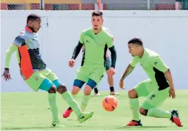  ?? FOTO JAIEM PÉREZ ?? Elvis Mosquera, Michael Nike Gómez y Brayan Rovira, listos para dar lo mejor hoy con el Envigado en su casa.