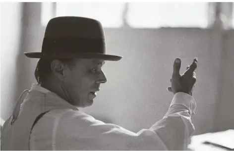  ?? FOTO: BRIGITTE HELLGOTH/AKG-IMAGES/DPA ?? Joseph Beuys im Gespräch 1979 in seiner Wohnung Drakeplatz in Düsseldorf-Oberkassel.