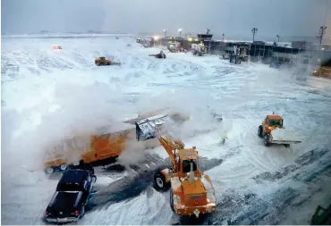  ?? Foto: dpa/Julie Jacobson ?? Wegen des Wetters wurden viel Flüge der New Yorker Flughäfen LaGuardia (Bild) und JFK gestrichen.