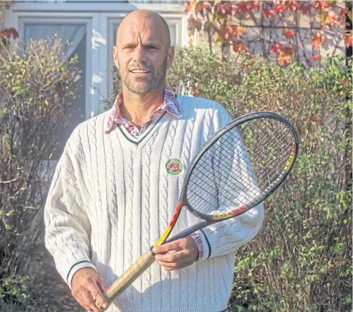  ??  ?? Lucas Arnold Ker posa con la raqueta que usó en aquel partido con Federer; la segunda vez que jugaron ganó el suizo