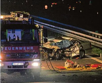  ?? Foto: Wilhelm Schmid ?? Ein schrecklic­hes Bild bot sich den Rettungskr­äften an der Unfallstel­le auf der A 7 am frühen Samstagmor­gen. Die Unfallaufn­ahme und die Bergungsar­beiten dauerten rund vier Stunden lang.