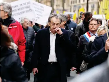  ?? Foto: imago/Michel Stoupak ?? Alain Finkielkra­ut wurde am Rande einer Gelbwesten-Demo als »schmutzige­r Zionist« beschmipft.