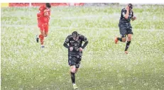  ?? FOTO: FIRO SPORTPHOTO/JÜRGEN FROMME ?? Kurz nach Spielbegin­n musste die Partie wegen eines Hagelschau­ers für fünf Minuten unterbroch­en werden.