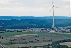  ?? Foto: Michael Geyer ?? Zwei einsame Windräder stehen bei Kienberg in der Gemeinde Rennertsho­fen. Ge‰ sellschaft werden sie vorerst nicht bekommen.