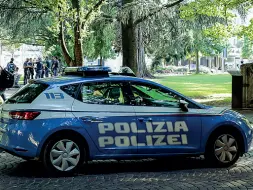  ??  ?? L’intervento La pattuglia della polizia (Foto Klotz/Rensi)