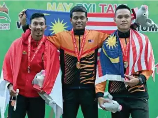  ??  ?? Aqil bersama Rimbawan (kiri) dan Jonathan selepas memenangi emas 100 meter AUG, semalam.