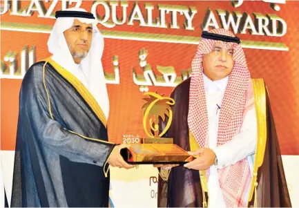  ??  ?? Minister of Trade and Investment Majid Al-Qassabi hands out an award to SASO Gov. Saad Al-Kasabi at the King Abdul Aziz Quality Award ceremony. (SPA)