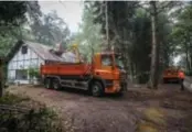  ?? FOTO KAREL HEMERIJCKX ?? Werknemers van de gemeente moesten gisteren de ontmanteli­ng van het huis van Jeroen Brouwers onderbreke­n wegens de regen.