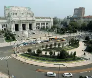  ?? (foto Porta) ?? I giardini La nuova area verde in piazza Duca d’Aosta nell’ambito dell’iniziativa «Seminiamo». Partiti anche i cantieri in piazza Luigi di Savoia e completati i lavori per la nuova stecca commercial­e