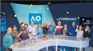  ??  ?? El equipo del programa ‘Pasando Bolas’ lanza pelotas de tenis al aire en el plató de Eurosport en Madrid.