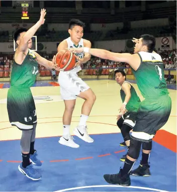  ?? SUNSTAR FOTO / ARNI ACLAO ?? TRIPLE TEAMED. Sheldon Gahi of UV gets tripled teamed by USC defenders. UC beats USC to get a slot to the finals.