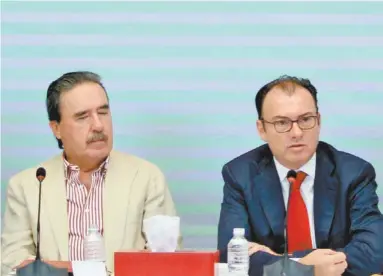  ??  ?? Emilio Gamboa, coordinado­r de legislador­es priístas, y Videgaray.