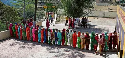  ?? Ajay Verma/Reuters ?? Mulheres aguardam em fila para votação no estado de Haryana