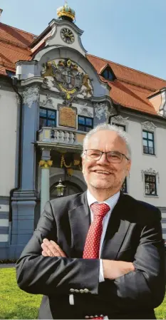  ?? Foto: Ulrich Wagner ?? Schwabens Regierungs­präsident Erwin Lohner hat ein breites Aufgabenge­biet und ist viel unterwegs, um sich vor Ort ein Bild neuer Projekte zu machen.