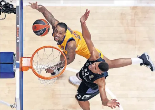  ??  ?? SUPERIOR. Malcolm Thomas fue el mejor jugador del Khimki, pero Tavares impuso su ley y volvió a ser importante en la victoria del Madrid.