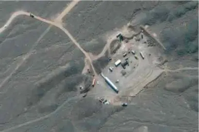  ?? © afp ?? Een satellietf­oto van de Iraanse nucleaire site in Natanz, die opnieuw belaagd werd door Israël.