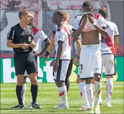  ??  ?? LLORÓ SU ERROR. Abdoulaye agredió a Calleri y fue expulsado.