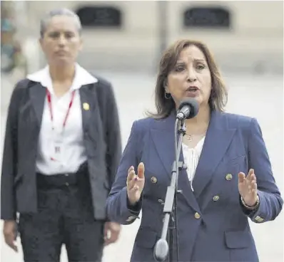  ?? Paolo Aguilar / Efe ?? La nueva presidenta de Perú, Dina Boluarte, ayer ante la prensa en el Palacio de Gobierno en Lima.