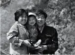  ??  ?? Song Lei, de 4 años, en el Templo del Cielo junto a sus padres en 1983.