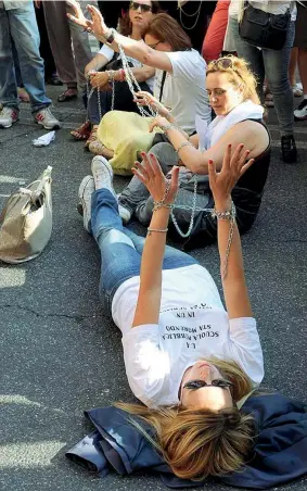  ?? (foto Blow Up) ?? Per terra
La protesta dei sindacati della scuola in Piazza delle Cinque Lune a Roma