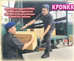  ??  ?? RAMPAS: Dua anggota KPDNKK Sarawak memunggah kasut dipercayai tiruan yang dirampas ke dalam lori, semalam.