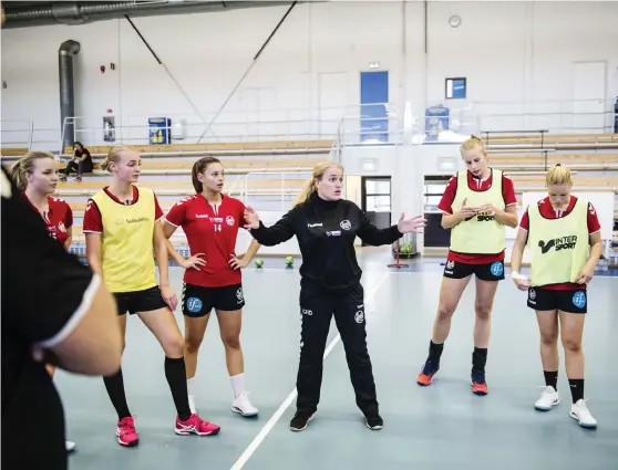  ?? Bild: ANNA SVANBERG ?? BRINNER FÖR HANDBOLL. Efter att ha varit assisteran­de tränare i Heid gick Camilla Hultgren Dahlberg vidare – och är för andra säsongen huvudträna­re i Göteborgsk­lubben. ”Jag känner att jag hela tiden utvecklas och hoppas att fler kvinnliga spelare ska...