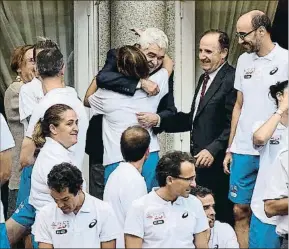  ?? ÀLEX GARCIA ?? Pasqual Maragall abraçant-se als portadors de la torxa al palauet Albéniz