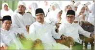  ?? ISTIMEWA ?? MANTAP: Dari kiri, Abdul Halim Iskandar, Saifullah Yusuf, dan Abdullah Azwar Anas saat menghadiri Halaqoh 4.444 Bu Nyai dan Mubalighah di Ponpes Walisongo, Situbondo, kemarin (19/11).