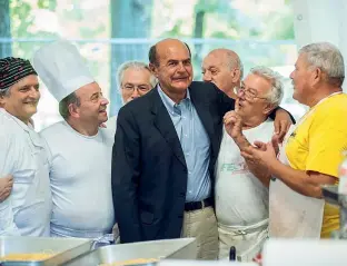  ?? (Agf) ?? A Milano Da sinistra: Pier Luigi Bersani in visita alle cucine della Festa dell’Unità a Milano ( Newspress) e Maria Elena Boschi, alla Kermesse poche ore dopo, saluta dal palco