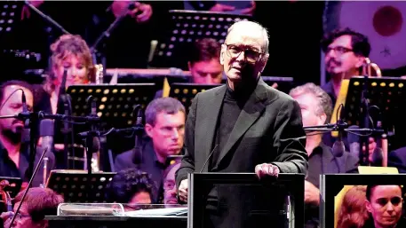  ??  ?? Orchestra Ennio Morricone, 89 anni, non ha lavorato solo per il cinema, le sue prime composizio­ni per orchestra risalgono alla fine degli anni 50. Oltre alle musiche per 450 film, ha composto centinaia di brani e si è esibito nei principali teatri di...