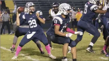  ?? JEN FORBUS — THE MORNING JOURNAL ?? Lorain quarterbac­k Justin Sturgill takes aim for a pass against Warrensvil­le Heights on Oct. 6.