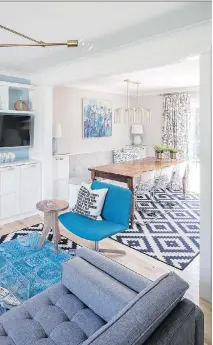  ?? PHOTOS: JVL PHOTO ?? Layered rugs feel extra plush and add warmth for fall. Emma Doucet used the same graphic rug in the living room and dining room of a recent project, then layered a small, colourful carpet to anchor the seating area.