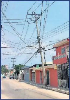  ??  ?? Vecinos temen por el mal estado del poste ubicado en la calle Allende del barrio de San José