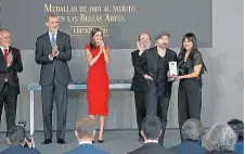  ?? ?? Los Reyes de España y el ministro Iceta aplauden al grupo Amaral.