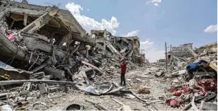  ?? AHMAD HASABALLAH / GETTY IMAGES / TNS ?? People inspect damage and remove items from their homes following Israeli airstrikes on Tuesday in Khan Yunis, Gaza.