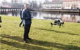  ??  ?? KRÄVER PRECISION. Anders Andersson fotografer­ade konstverke­t på marken med hjälp av en drönarkame­ra som flögs upp till 70 meters höjd.