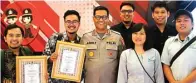  ?? JAWA POS PHOTO ?? BORONG AWARD: Tim Jawa Pos Group bersama Kabidhumas Polda Metro Jaya Kombespol Argo Yuwono setelah seremoni Anugerah Jurnalisti­k Polri 2018 di Gandaria City, Jakarta, Rabu malam (18/7).