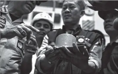  ?? Photo: VCG ?? Indonesian officials display part of the ill-fated Lion Air flight JT 610’s black box after it was recovered from the Java Sea, during search operations in the waters off Karawang on Thursday.