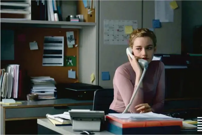  ?? Divulgação ?? Julia Garner é a protagonis­ta de “A Assistente” num trabalho de poucas palavras e muita expressão corporal