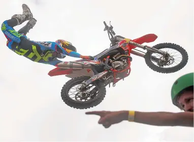  ?? PICTURE: DAVID RITCHIE ?? DAREDEVIL STUNT: Nick de Wit soars on his bike during one of the attraction­s at the Cape Argus SportShow held over the long weekend at a farm in Stellenbos­ch. The show ended yesterday.