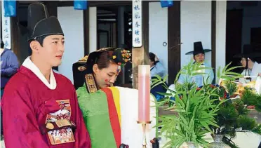  ?? — The Korea Herald/ Asia News Network ?? to wed or not to wed: A South Korean couple getting married in a traditiona­l ceremony at Namsangol Hanok Village in Seoul.