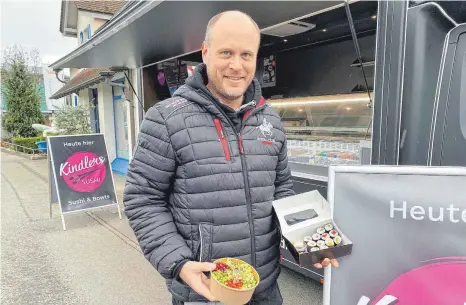  ?? FOTO: GUNTHILD SCHULTE-HOPPE ?? „Sushi-Mann“Stefan Kindler vor seinem Arbeitspla­tz – dem ersten Sushi-Food-Truck in der Bodenseere­gion.