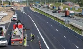  ?? FOTO JORIS HERREGODS ?? Het verkeer tussen Sint-Anna en Antwerpen-West wordt omgeleid via deze nieuwe weg naast de snelweg.