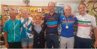  ??  ?? Joffrey Pienaar, Annemie Koen, Linèl Engelbrech­t, Henri Meyer, Fred van Zyl en Carlu Pienaar het Mosselbaai verteenwoo­rdig.